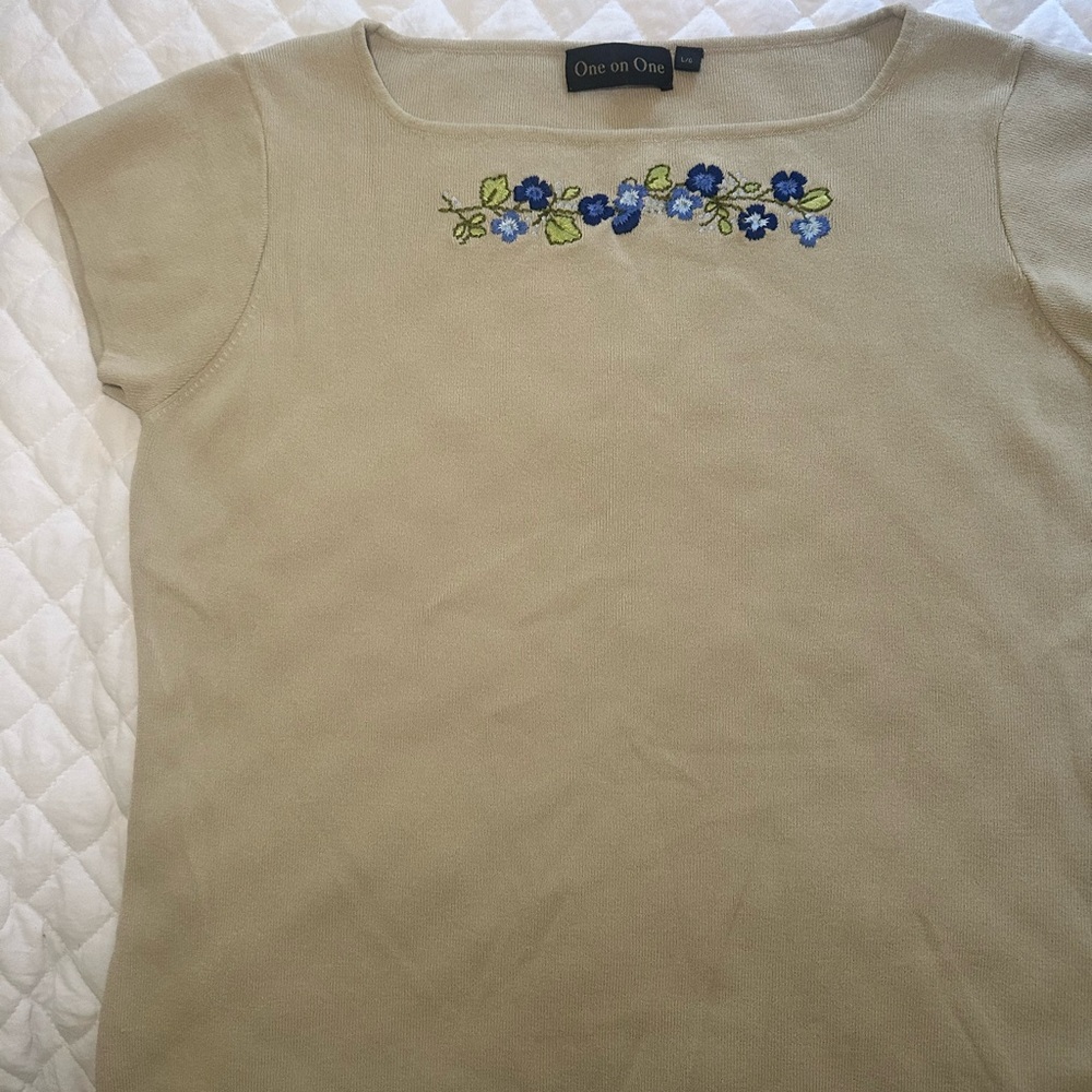 Vintage Beige Short Sleeve Sweater with Blue Embroidered Flowers (Size L) - Picture 4 of 8